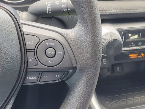 Used 2020 Toyota RAV4 LE image 19