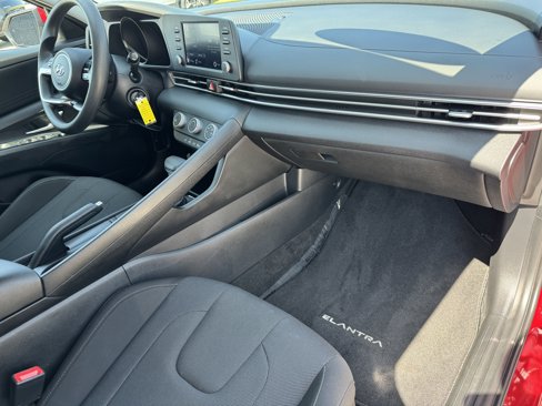 Used 2023 Hyundai Elantra SE image 11