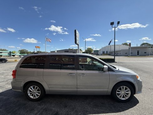 Used 2019 Dodge Grand Caravan SXT image 4