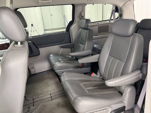 Used 2010 Chrysler Town & Country Touring image 22