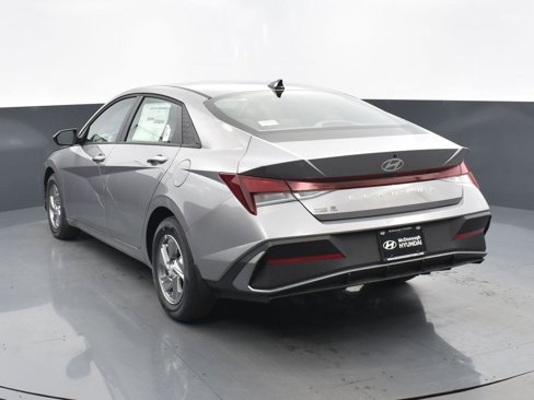 Used 2025 Hyundai Elantra SE image 6