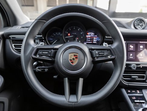 Certified 2024 Porsche Macan image 13