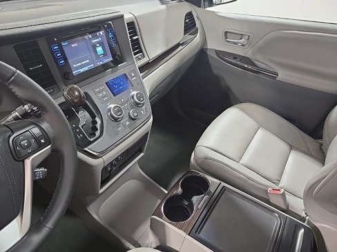 Used 2015 Toyota Sienna XLE image 11