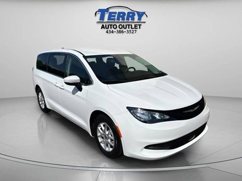 Used 2023 Chrysler Voyager LX image 5