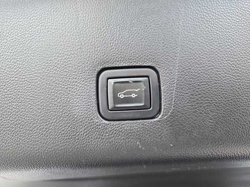 Used 2020 Chevrolet Traverse LT w/ Driver Confidence II Package image 35