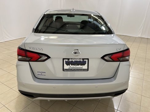 Used 2022 Nissan Versa SV image 4