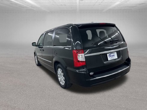Used 2016 Chrysler Town & Country Touring image 10