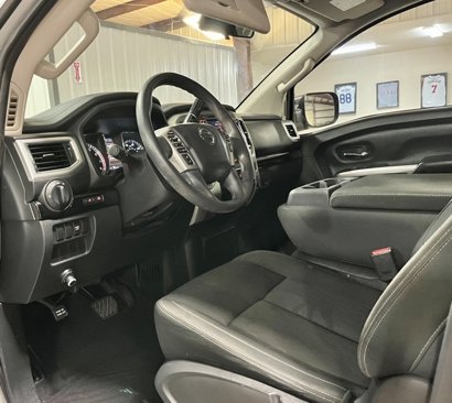 Used 2019 Nissan Titan SV image 7