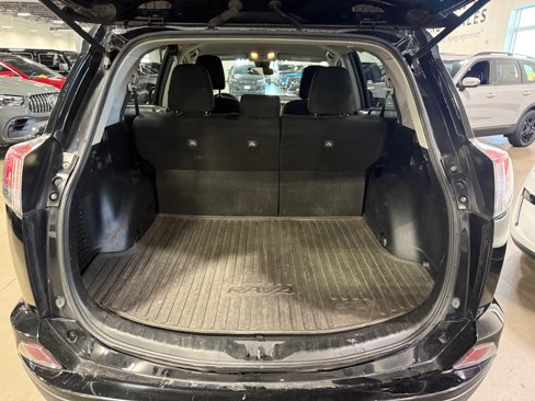 Used 2018 Toyota RAV4 LE image 15