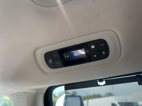 Certified 2018 Chrysler Pacifica Touring-L image 16