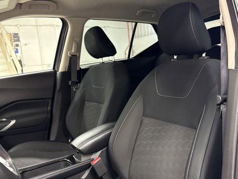 Used 2023 Nissan Kicks SV image 5