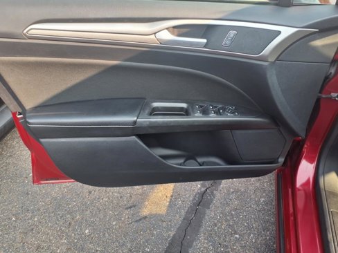 Used 2020 Ford Fusion SE image 13