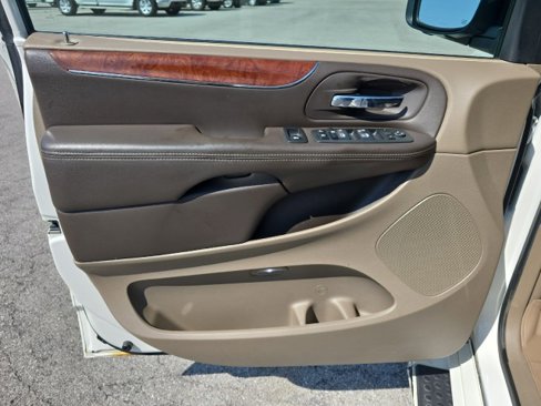 Used 2011 Chrysler Town & Country Touring-L w/ Driver Convenience Group image 15