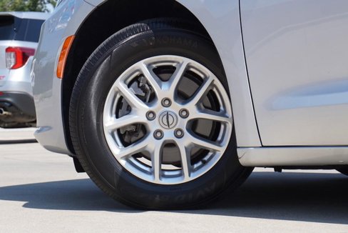Used 2022 Chrysler Pacifica Touring-L image 14