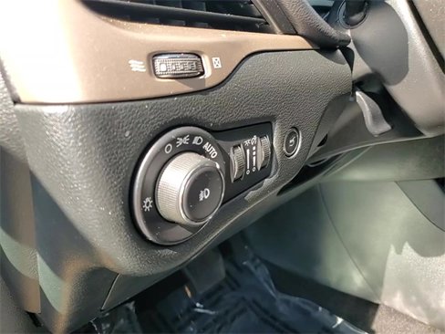 Used 2015 Jeep Cherokee Latitude w/ Comfort/Convenience Group image 11