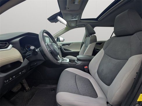 Used 2021 Toyota RAV4 XLE image 10