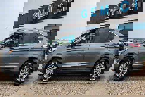 Used 2024 Ford Edge Titanium image 2
