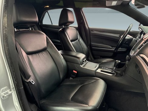 Used 2011 Chrysler 300 Limited image 22