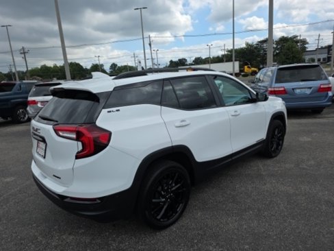 Used 2023 GMC Terrain SLE w/ Driver Convenience Package image 4