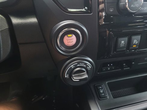 Used 2023 Nissan Titan SV w/ SV Convenience Package image 18