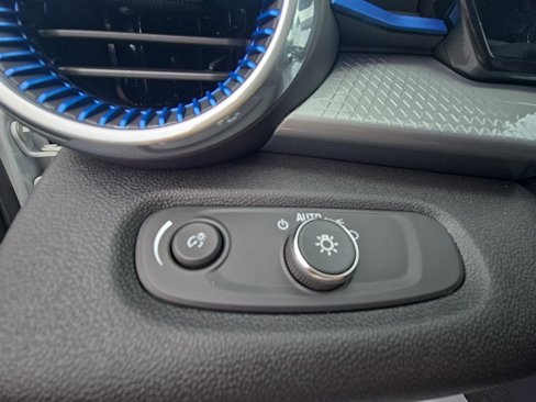 New 2025 Chevrolet Trax LT w/ LT Convenience Package image 17
