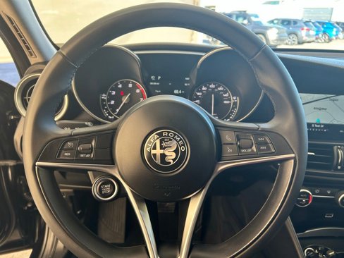 Used 2018 Alfa Romeo Giulia image 33