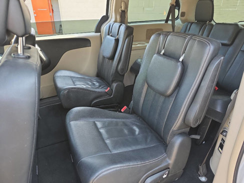 Used 2016 Chrysler Town & Country Touring w/ Driver Convenience Group image 13