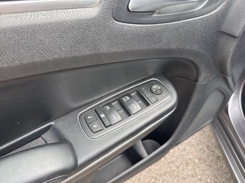 Used 2015 Chrysler 300 Limited image 10