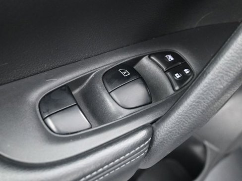 Used 2016 Nissan Rogue SV image 6