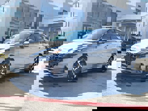 Used 2023 Hyundai Elantra Limited image 3