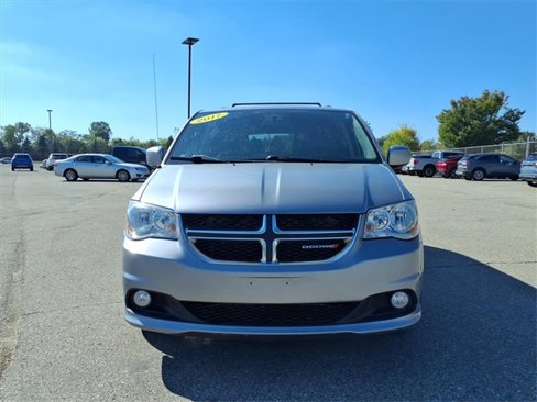 Used 2017 Dodge Grand Caravan SXT image 2