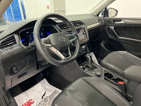 Used 2023 Volkswagen Tiguan SE w/ Panoramic Sunroof Package image 13