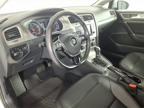 Used 2016 Volkswagen Golf SE image 9