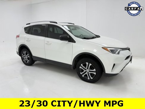 Used 2018 Toyota RAV4 LE image 1