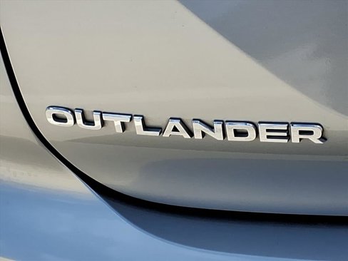 Used 2022 Mitsubishi Outlander SE image 13