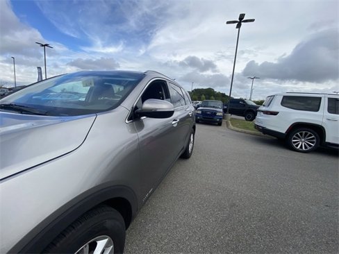 Used 2017 Kia Sorento LX image 2