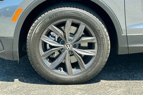Used 2022 Volkswagen Tiguan SE w/ Panoramic Sunroof Package image 25