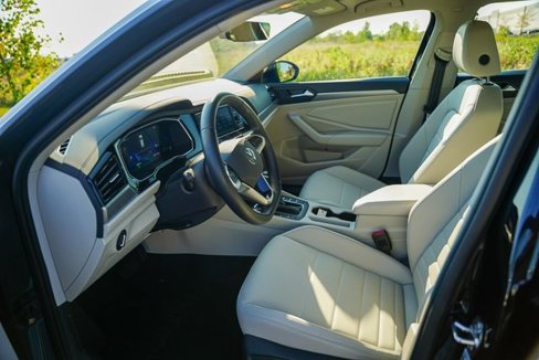 Certified 2023 Volkswagen Jetta SE image 7