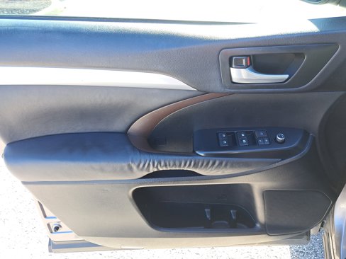Used 2015 Toyota Highlander XLE image 16