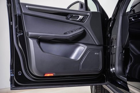 Certified 2025 Porsche Macan Turbo image 25