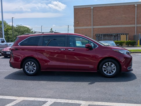 Certified 2021 Toyota Sienna XLE image 3