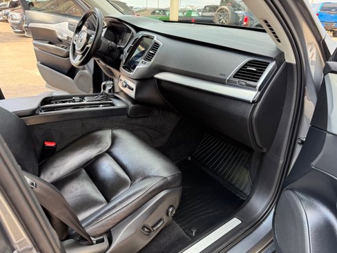 Used 2018 Volvo XC90 T5 Momentum w/ Convenience Package image 16