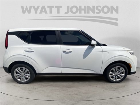 Used 2022 Kia Soul LX image 11