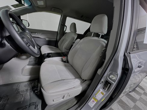 Used 2015 Toyota Sienna LE image 15