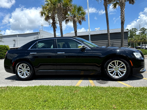 Used 2017 Chrysler 300 C image 29