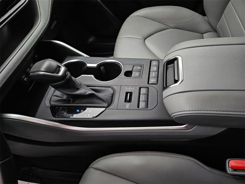 Used 2022 Toyota Highlander XLE image 13