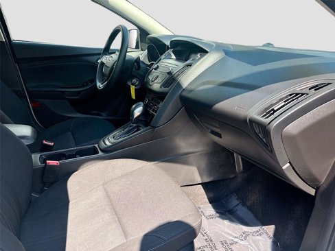 Used 2018 Ford Focus SE w/ SE Appearance Package image 28