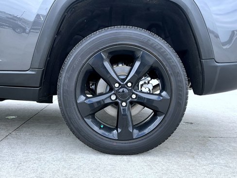 Used 2024 Jeep Grand Cherokee Altitude image 23