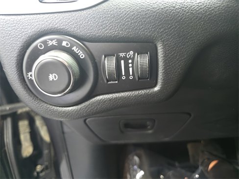 Used 2015 Jeep Cherokee Trailhawk w/ Cold Weather Group image 15
