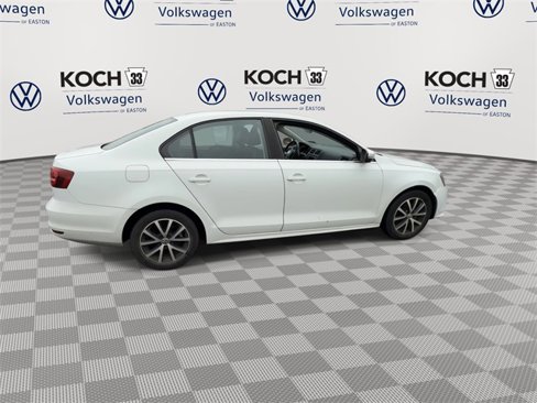 Used 2017 Volkswagen Jetta SE image 9